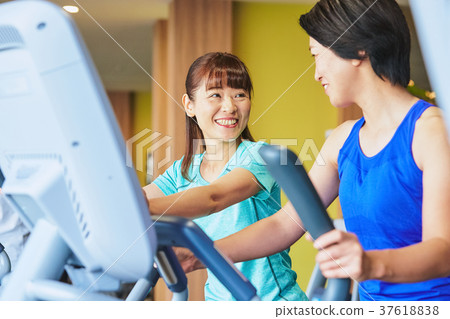 Women exercising in the gym 37618838