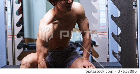 在健身房鍛煉的人 37618890