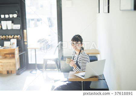 工作在咖啡館休息食物事務的婦女 37618891