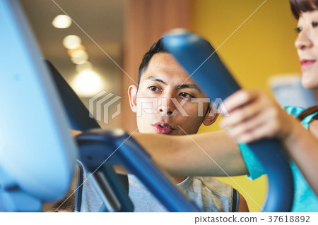 行使在健身房的婦女和教練員 37618892