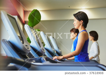 Woman and trainer exercising in the gym 37618908