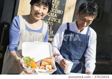 賣午餐盒食物事務的已婚夫婦 37618916