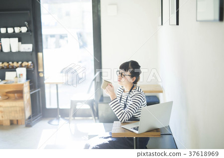 工作在咖啡館休息食物事務的婦女 工作在咖啡館休息食物事務的婦女 37618969