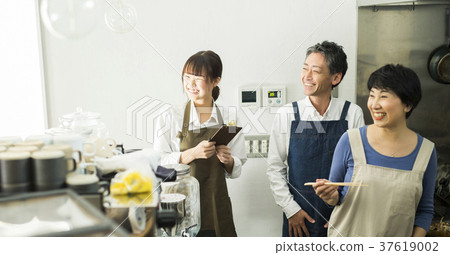 在咖啡館工作的男人和婦女食物事務 37619002