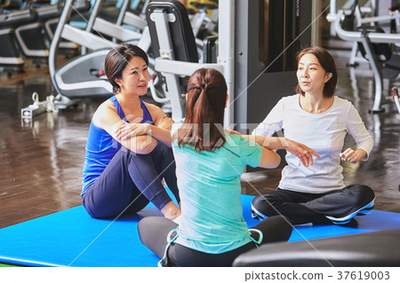 女人在健身房裡 37619003