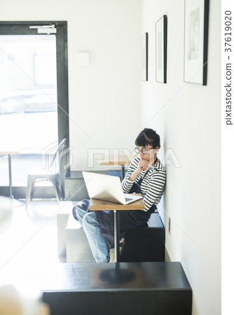 工作在咖啡館休息食物事務的婦女 37619020