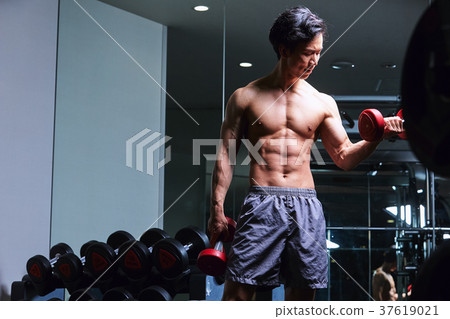 在健身房鍛煉的人 37619021