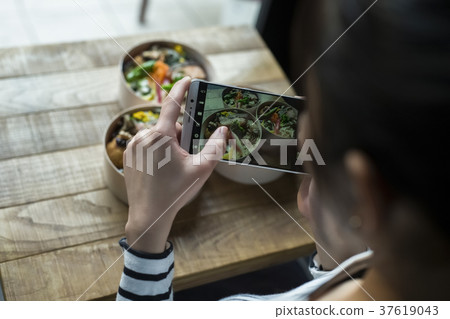 拍攝在咖啡館的婦女食物 37619043