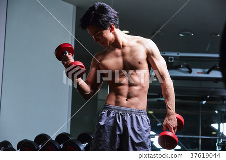 在健身房鍛煉的人 在健身房鍛煉的人 37619044