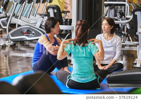 女人在健身房裡 37619124