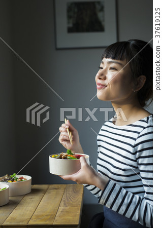 在咖啡館工作的婦女食品業務 37619125