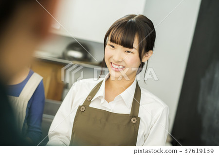Cafe part-time staff 37619139