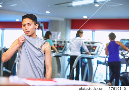 Men exercising in the gym 37619140