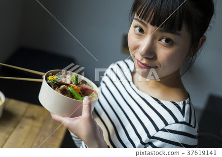 在咖啡館工作的婦女食品業務 在咖啡館工作的婦女食品業務 37619141