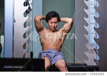 在健身房鍛煉的人 37619165