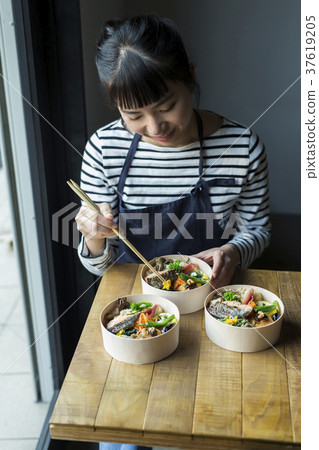 在咖啡館工作的婦女食品業務 37619205