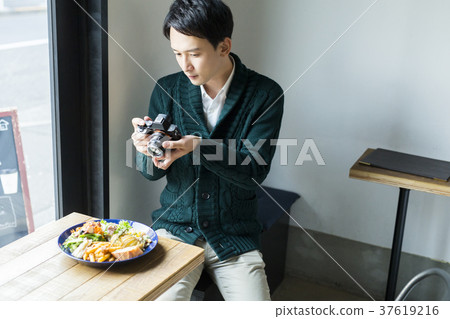 Men shooting food in a cafe Men shooting food in a cafe 37619216
