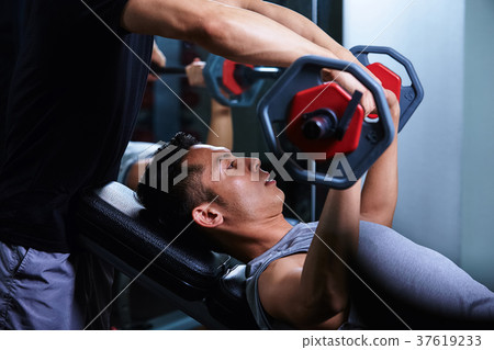 在健身房鍛煉的男人和教練 在健身房鍛煉的男人和教練 37619233