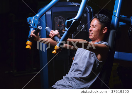 Men exercising in the gym 37619300