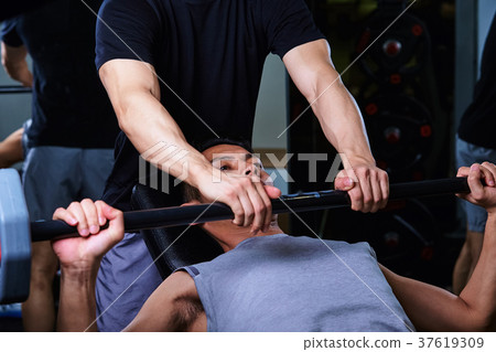 在健身房鍛煉的男人和教練 37619309