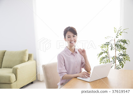 年輕女子/ PC 年輕女子/ PC 37619547