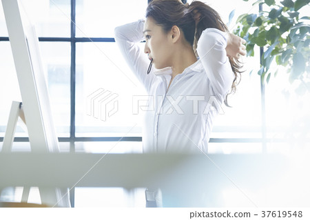 職業女性為早晨做準備 職業女性為早晨做準備 37619548
