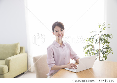 年輕女子/ PC 年輕女子/ PC 37619549