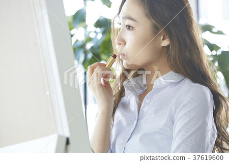 Career woman preparing for morning 37619600