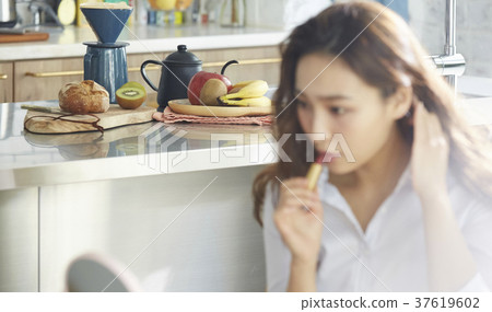 Career woman preparing for morning 37619602