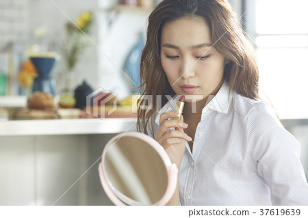 Career woman preparing for morning Career woman preparing for morning 37619639