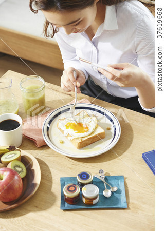 職業女性吃早餐 37619668