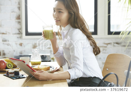 職業女性吃早餐 職業女性吃早餐 37619672