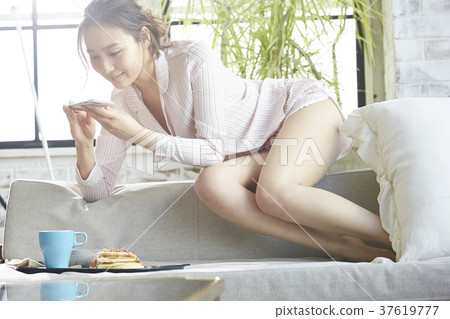 Women who enjoy fashionable home meals 37619777