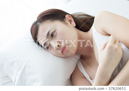 Waking up young woman Waking up young woman 37620651