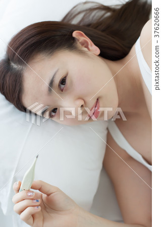 Waking up young woman 37620666