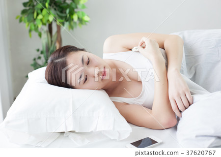 醒來的年輕女子 醒來的年輕女子 37620767