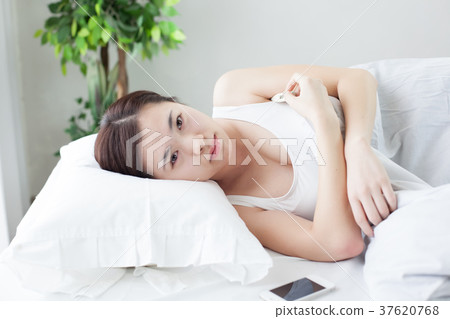 醒來的年輕女子 醒來的年輕女子 37620768