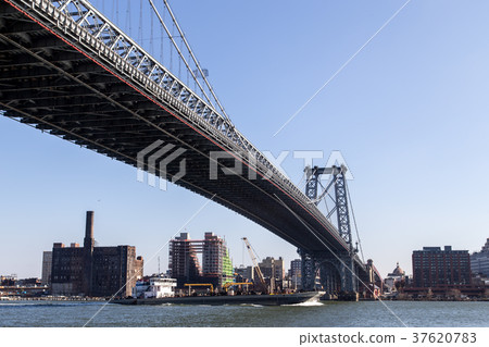 Williamsburg Bridge in Manahattan, New York Williamsburg Bridge in Manahattan, New York 37620783