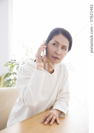 女人在電話裡說 女人在電話裡說 37621482