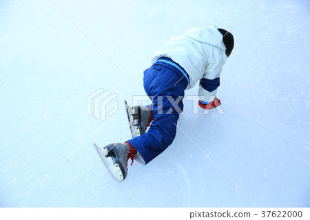 Children ice skating 37622000