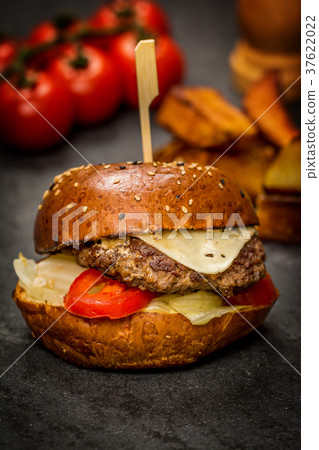 Cheeseburger with beef meat Cheeseburger with beef meat 37622022
