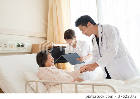 Doctor's room examination doctor nurse patient hospital 37622372