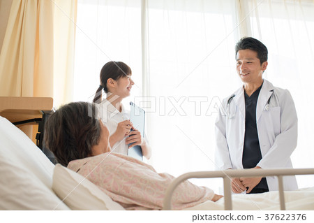 Doctor's room examination doctor nurse patient hospital 37622376