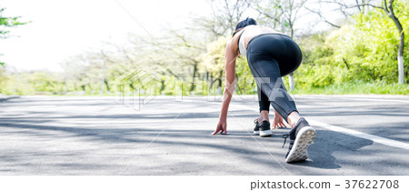 Young beautiful sportive girl preparing to run 37622708