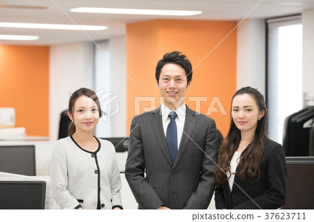 在辦公室微笑的商人 在辦公室微笑的商人 37623711