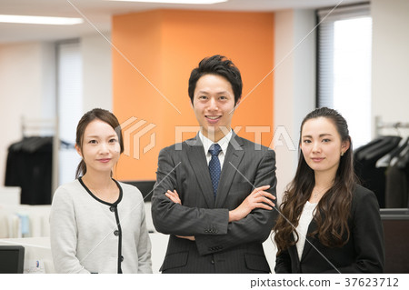 在辦公室微笑的商人 37623712
