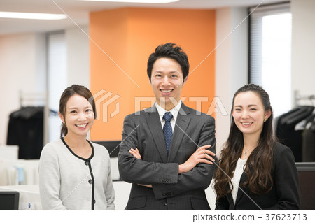 在辦公室微笑的商人 在辦公室微笑的商人 37623713