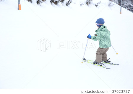 Children enjoying skiing 37623727