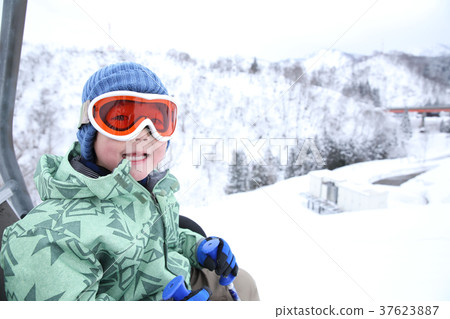 孩子騎滑雪纜車 孩子騎滑雪纜車 37623887
