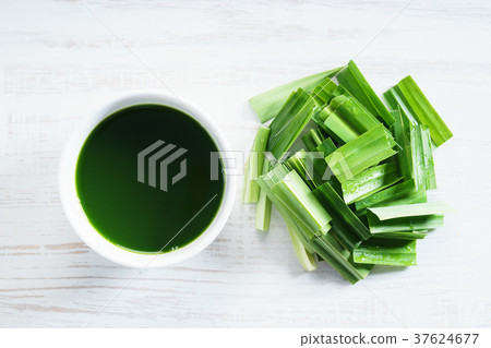 fresh pandan leaves. 37624677